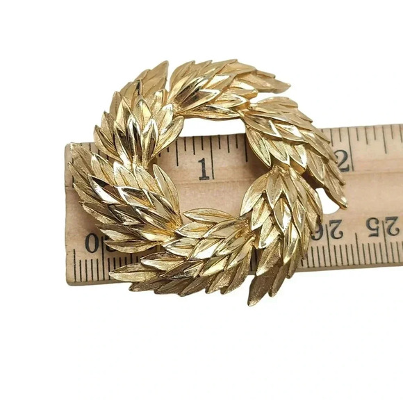 Trifari Brushed Textured Circle Wreath Leaf Brooch Pin Gold Tone Vintage - Picture 5 of 5